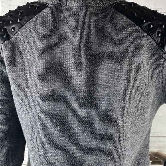 Forever 21 Batman Sweater - Picture 10 of 12